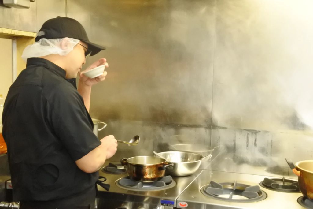 キッチンで調理する様子